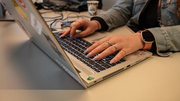 La empresa alquila mujeres para que hagan los reclamos