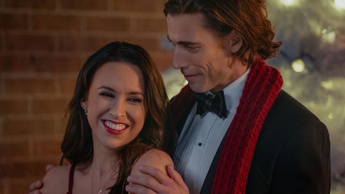 Lacey Chabert como Kathy Barrett y Dustin Milligan como Jack Snowman en Un muñeco de nieve para derretirse