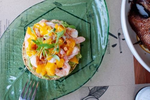 Prepara unas deliciosas tostadas de camarón con un toque especial