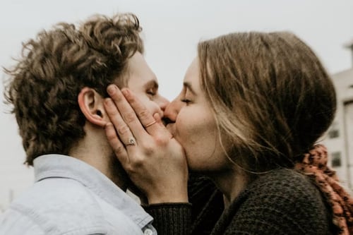 Qué es un beso de grapa y por qué si tu pareja te lo da es una buena señal