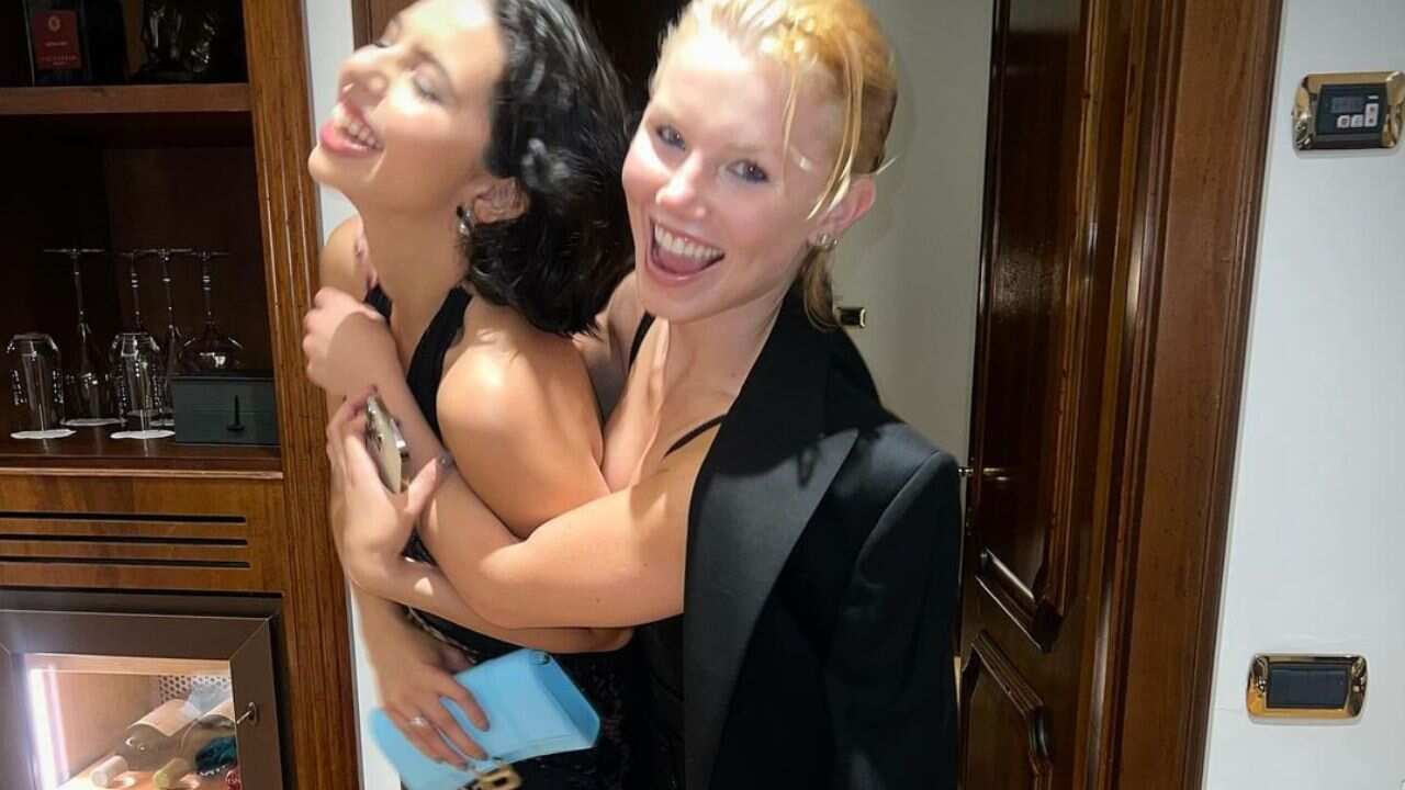 Mónica Corgan también fue maquillada en el hotel en Roma donde se encontraba Ángela Aguilar