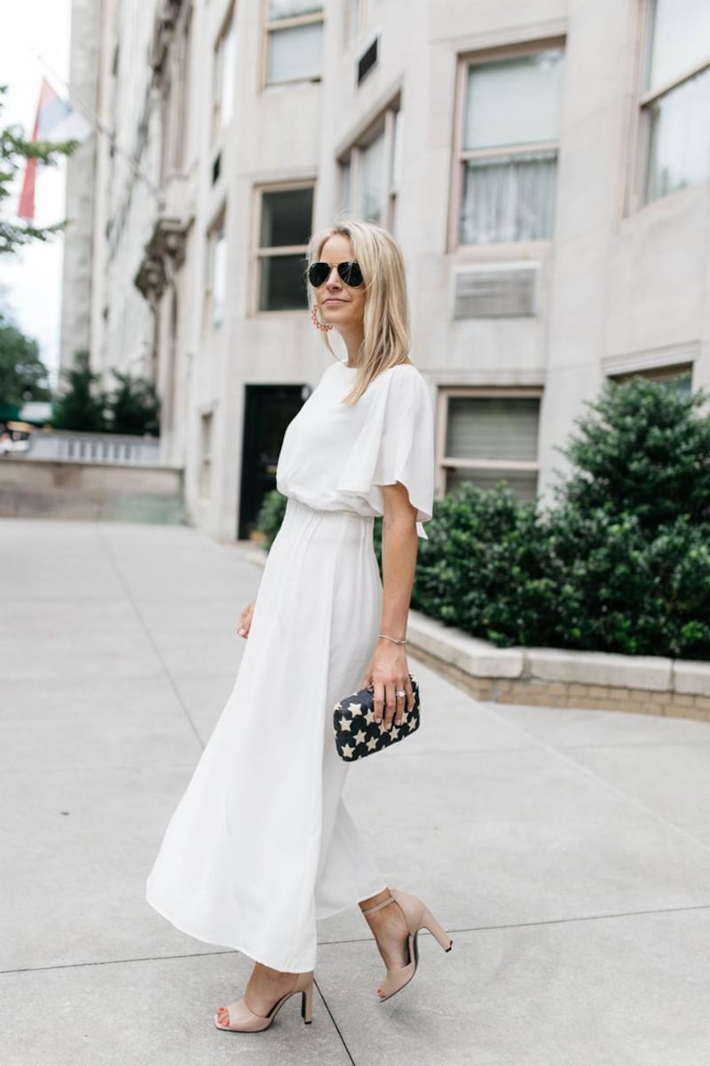 Los 5 vestidos más favorecedores para lucir elegante y moderna después de los 50