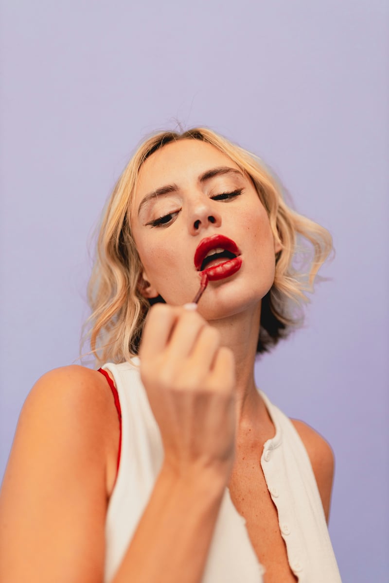 ¿Adiós base de maquillaje? La nueva tendencia que cuida tu piel y tiene efecto filtro