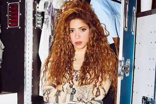 Resurgen fotos de “Shakira ejecutiva” y su look de falda lápiz y elegante blusa abre debate