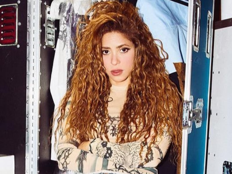 Resurgen fotos de “Shakira ejecutiva” y su look de falda lápiz y elegante blusa abre debate