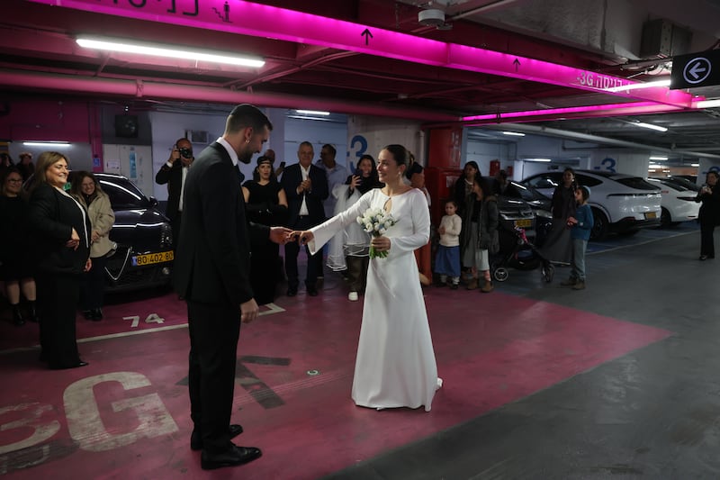 Se casan en medio de la guerra en Irán