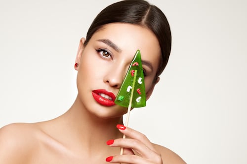 Estas son las tendencias de maquillaje y uñas que puedes aplicar para Navidad y Año Nuevo 2025