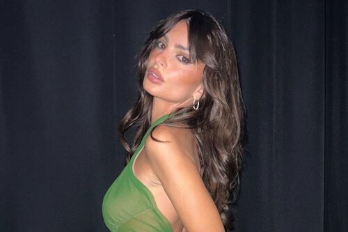 Fotógrafo capta a Emily Ratajkowski besando apasionadamente a un actor francés por las calles de París