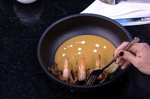 El sabor de la resiliencia: Josh Paredes conquista la semifinal de MasterChef Celebrity Ecuador con una sopa que cuenta una historia