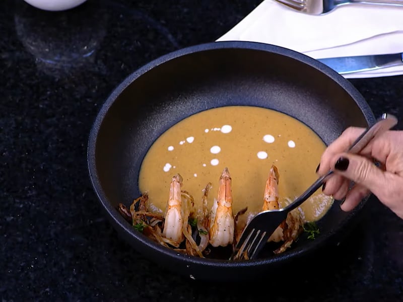 El sabor de la resiliencia: Josh Paredes conquista la semifinal de MasterChef Celebrity Ecuador con una sopa que cuenta una historia