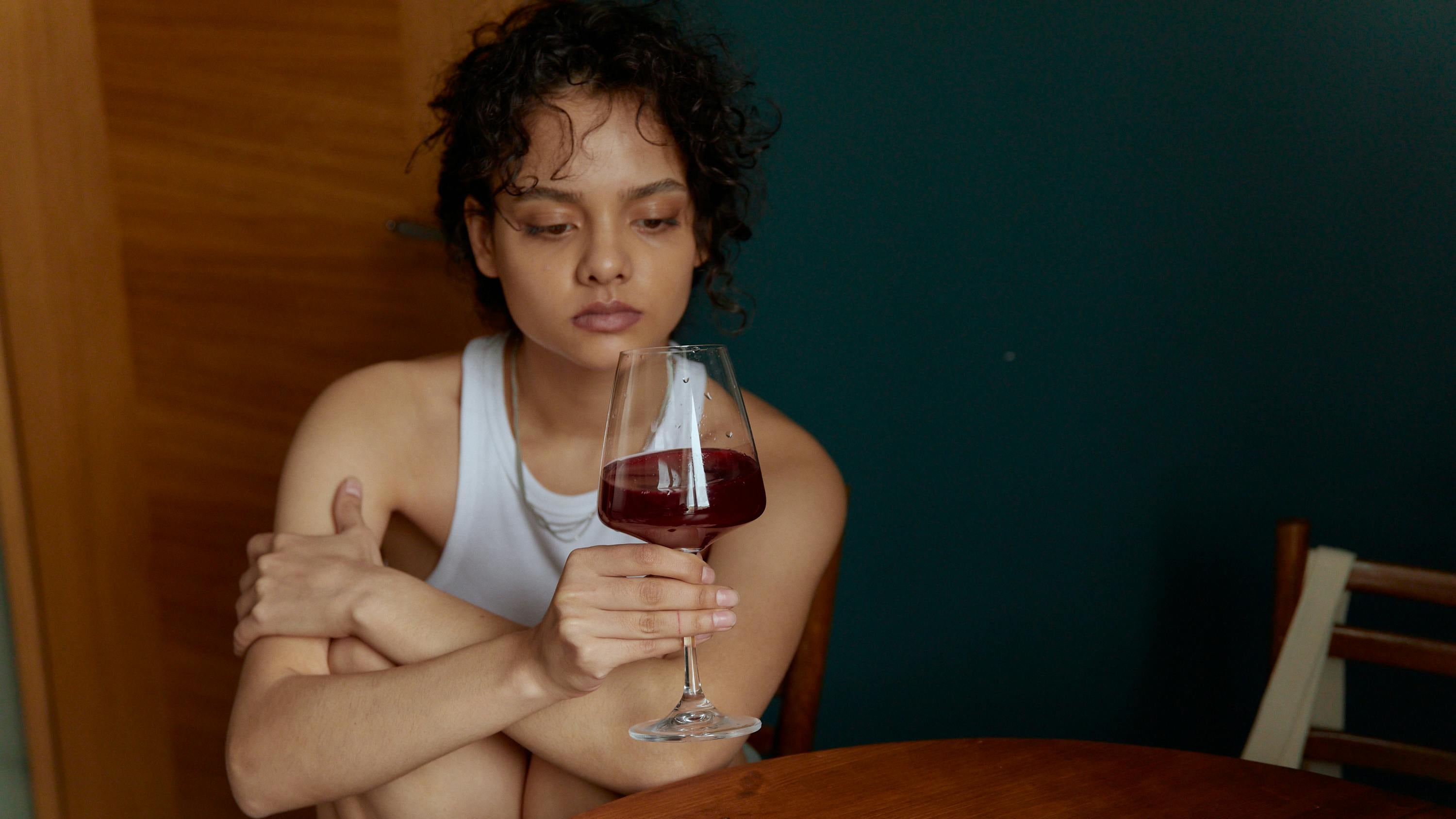 Foto de Darina Belonogova: https://www.pexels.com/es-es/foto/sentado-joven-mirando-sujetando-7208688/