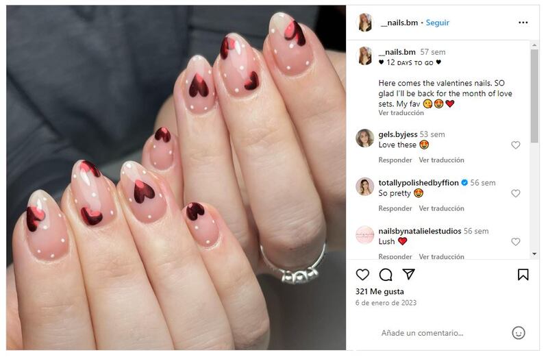 Una manicura con corazones es perfecta para celebrar el Día de San Valentín