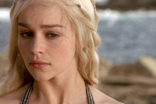 Emilia Clarke confiesa que lloraba durante las escenas de sexo con Jason Momoa en Game Of Thrones