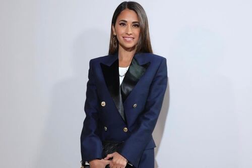 Antonella Rocuzzo se hace notar en las calles de París