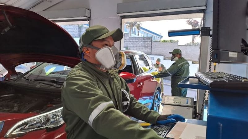 Comenzó la revisión técnica vehicular y matriculación 2025 en Quito