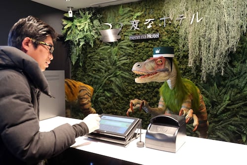 Conoce este hotel japones llamado “Henn na” que es atendido por dinosaurios