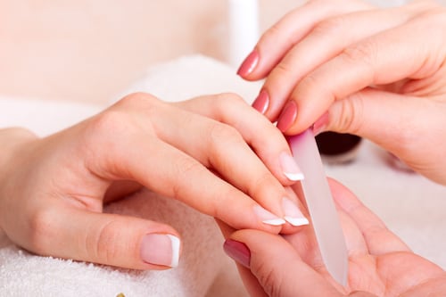 ¿Qué son las uñas nude glass? La tendencia de manicure más elegante del 2026
