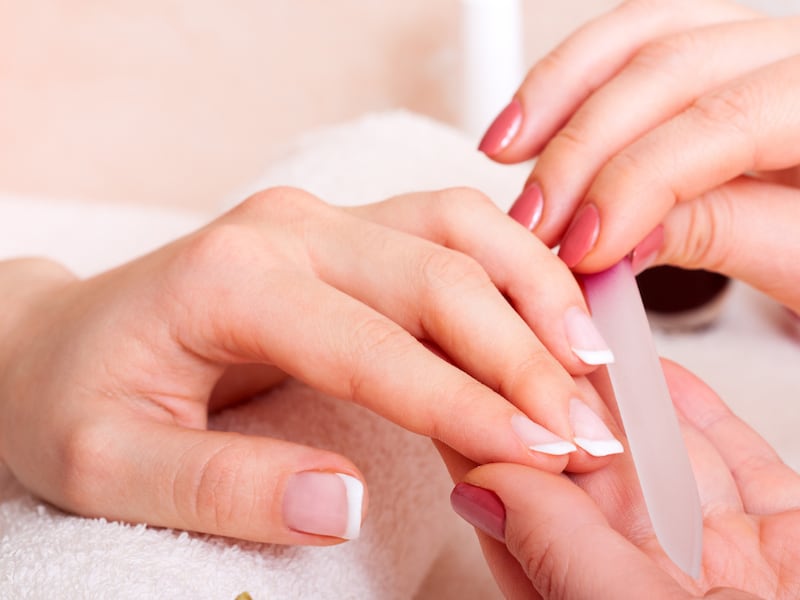 ¿Qué son las uñas nude glass? La tendencia de manicure más elegante del 2026