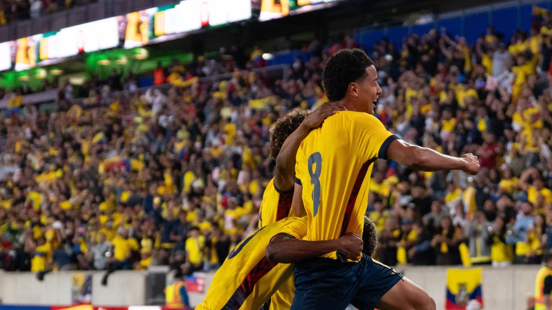 La selección festeja con Anthony Valencia uno de los goles de la Tri en el amistoso ante Arabia Saudita.