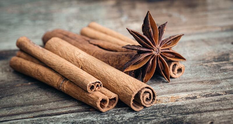 Como usar canela e louro para fazer um amuleto que atrai abundância em casa