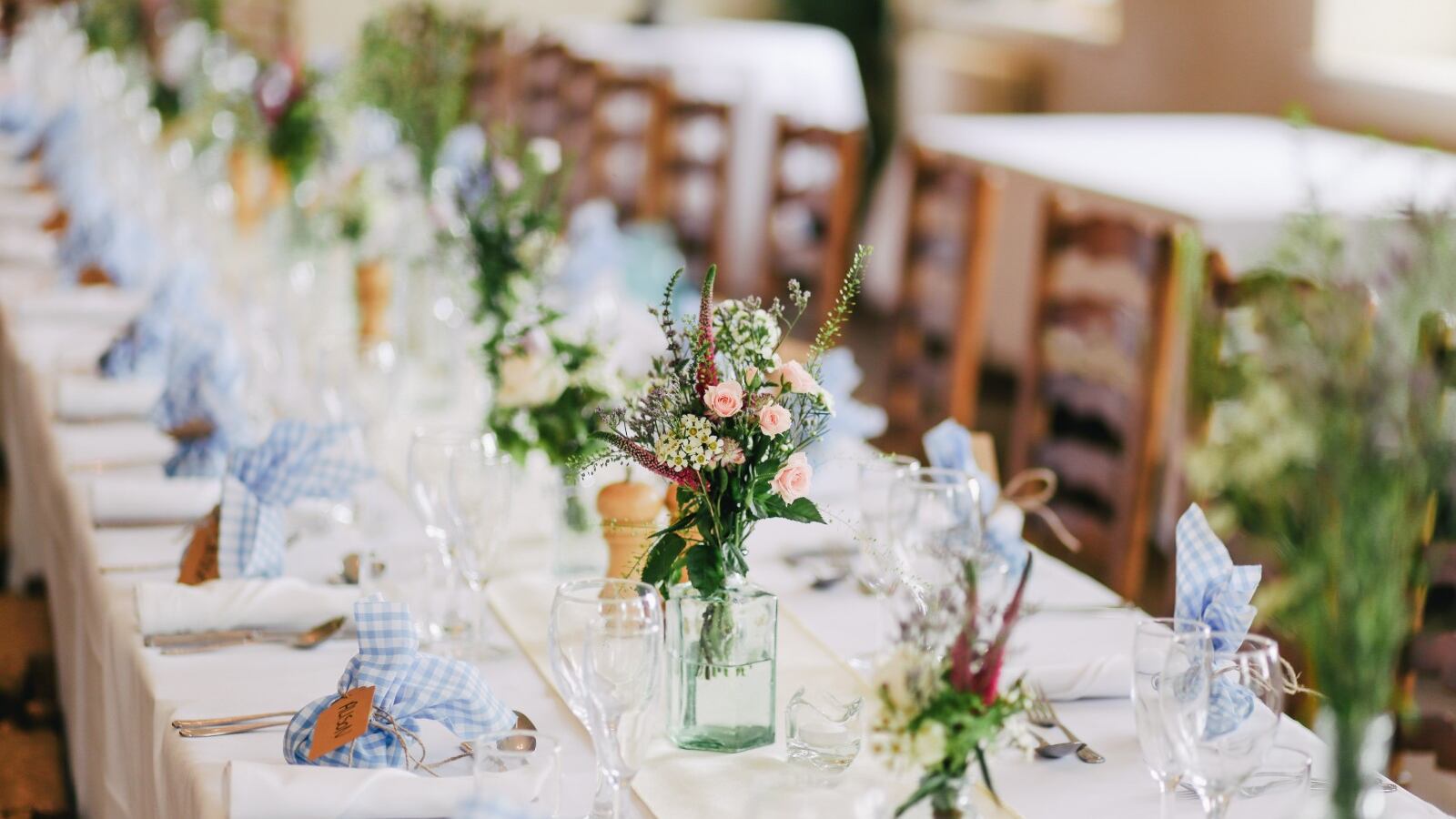 Mujer renuncia a su trabajo tras invitar a todos sus compañeros a su matrimonio y sólo uno llegó