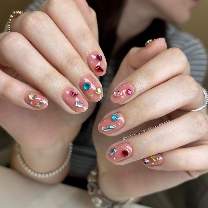 Las uñas ‘bedazzled’ son furor en los salones