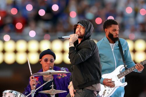 Eminem desafió las reglas de la NFL en medio del Super Bowl pero se ganó el aplauso de todos con su protesta