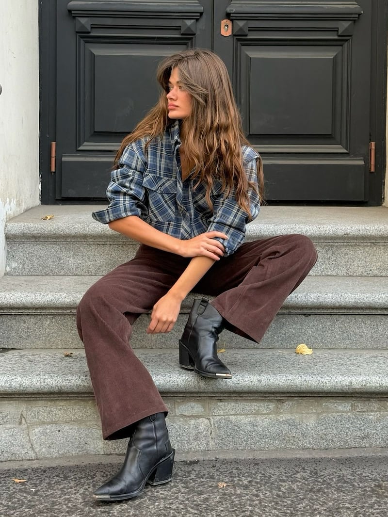 Pantalones acampanados café y bootas