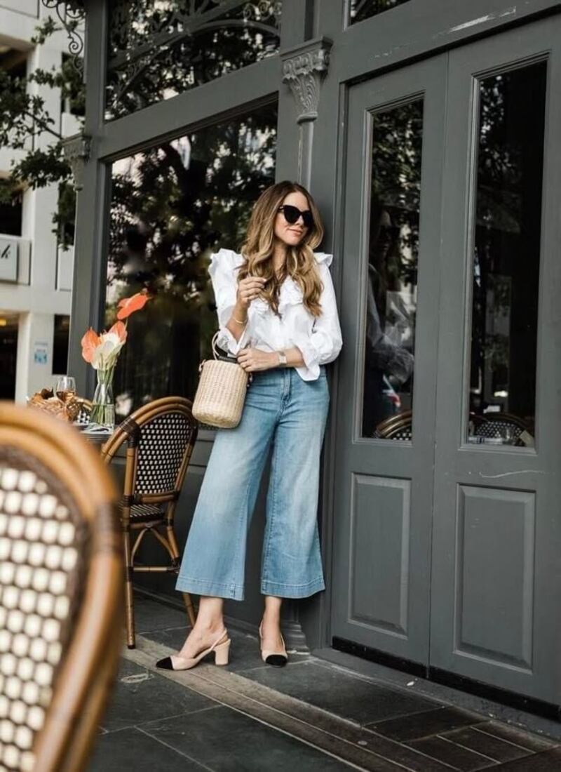 Camisa blanca y pantalones culotte.