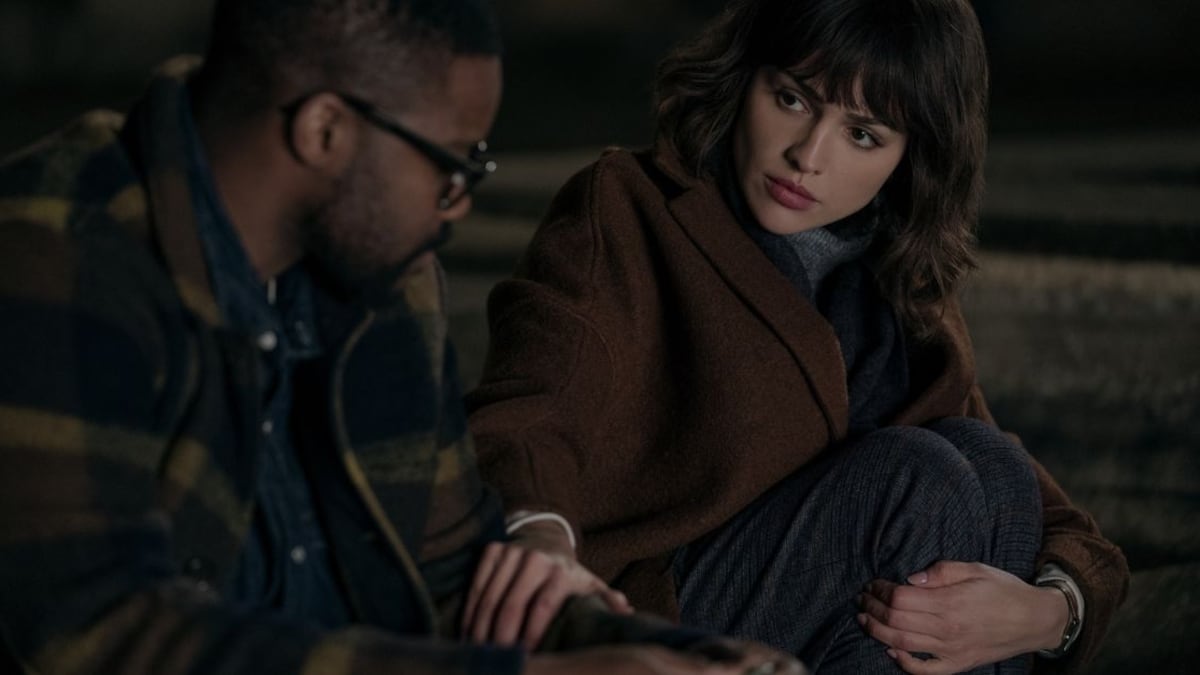 Jovan Adepo como Saul Durand y Eiza González como Auggie Salazar en 'El problema de los 3 cuerpos'