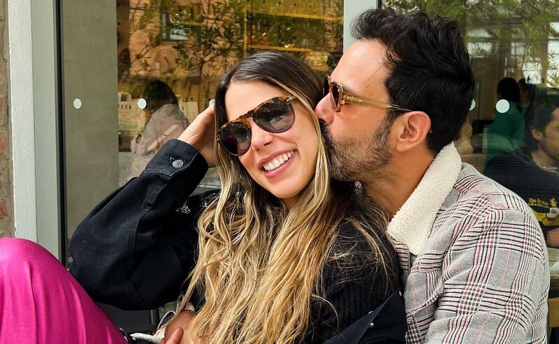 El actor Alejandro Estrada publicó una foto romántica con Dominica Duque y una hermosa dedicatoria.