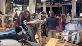 Mujer pierde el control y desata el caos en tienda de ropa
