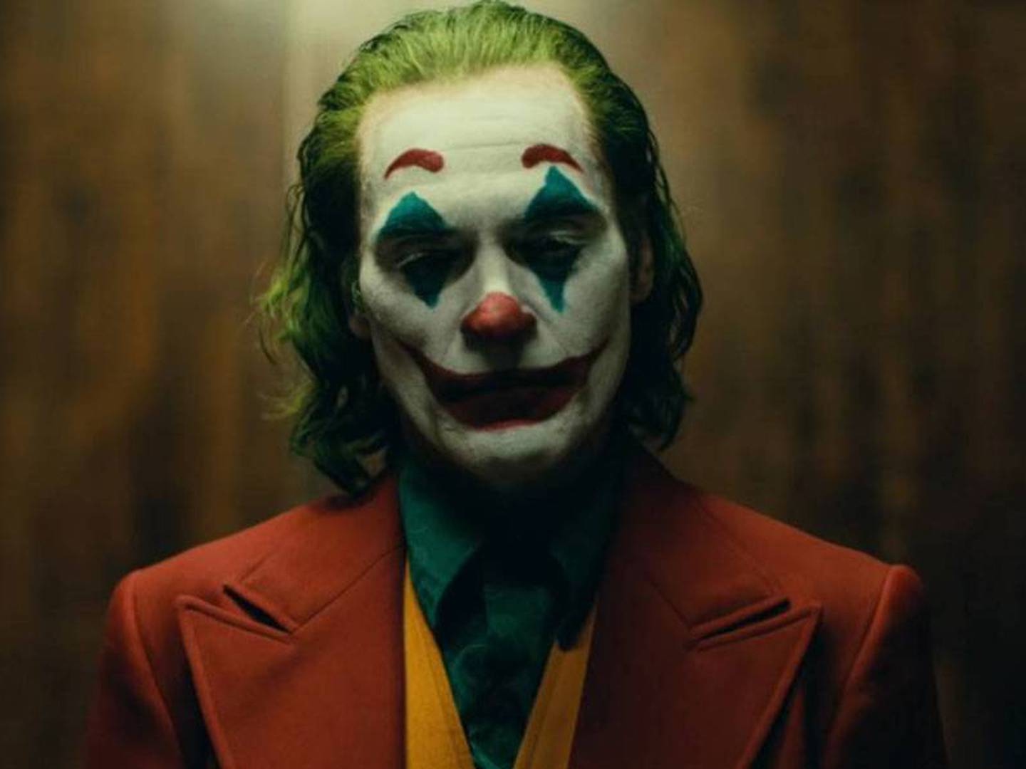 La verdadera razón por cual el traje de Joker de Joaquin Phoenix es rojo y no morado