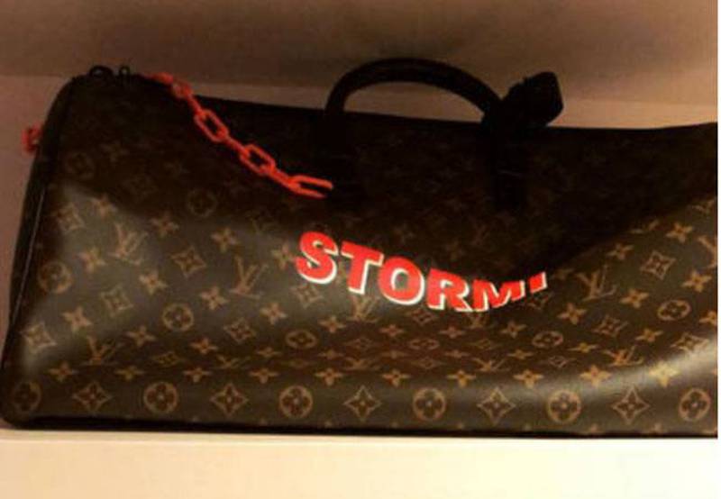Stormi y su bolso Louis Vuitton - Foto 1