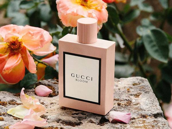 5 perfumes de mujer frescos y dulces que debes llevar en verano 2023