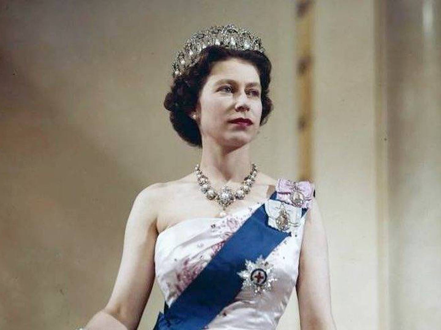 Reina Isabel II: el vestido con oro y perlas de su coronación